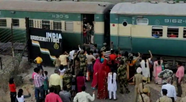 सिंदूर सरहद के उस पार रह गया तो मेहंदी का रंग इस पार सिंदूर सरहद के उस पार रह गया तो मेहंदी का रंग इस पार