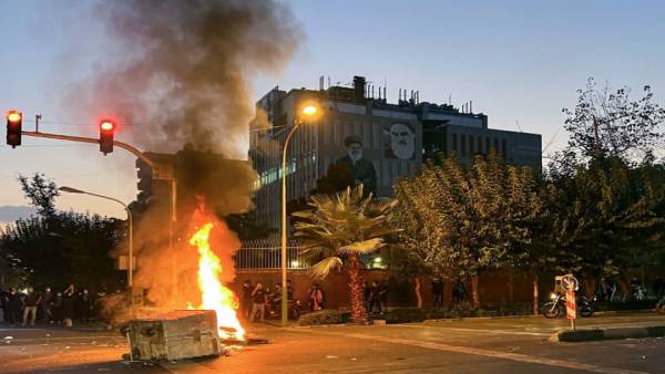 ईरान सरकार की दुनिया भर में निंदा