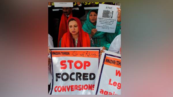 कम उम्र की लड़कियों का अपहरण करता है पाकिस्तान