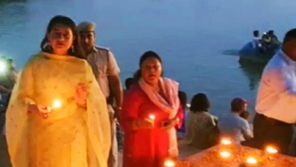 शहीद पूनम सिंह स्टेडियम में जलाए दीये, की आतिशबाजी