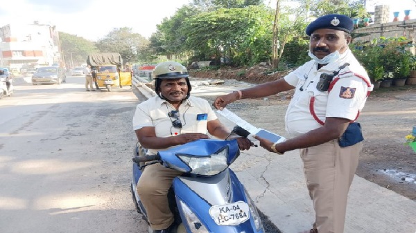 इससे पहले भी एक पुलिसकर्मी का वीडियो हुआ था वायरल