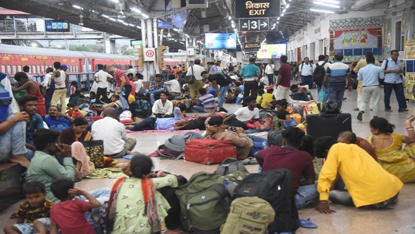 कई स्पेशल ट्रेन की सुविधा 