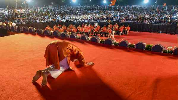 शिवसेना तीन दशकों में कहां से कहां पहुंच गई