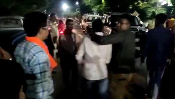 गरबा पंडाल में घुसे मुस्लिम युवकों को पुलिस ने हिरासत में लिया गरबा पंडाल में घुसे मुस्लिम युवकों को पुलिस ने हिरासत में लिया