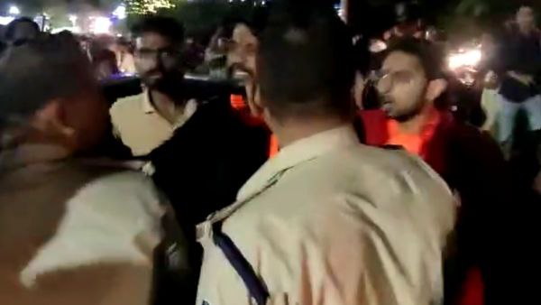 बजरंग दल के कार्यकर्ताओं ने की कार्रवाई की मांग बजरंग दल के कार्यकर्ताओं ने की कार्रवाई की मांग