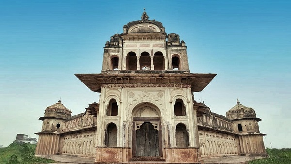 उल्लू की चोंच का प्रवेशद्वार श्रीयंत्र के आधार का लक्ष्मी मंदिर