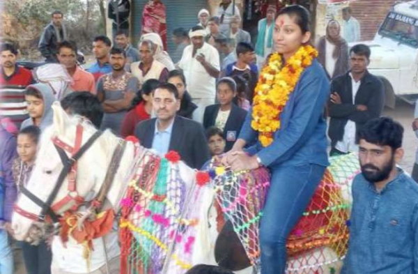 घोड़ी पर बैठाकर पूरे गांव में जुलूस निकाला 