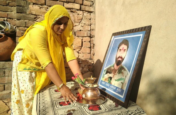 शहीद जगदीश सिंह शेखावत की वीरांगना सुनील कंवर शहीद जगदीश सिंह शेखावत की वीरांगना सुनील कंवर