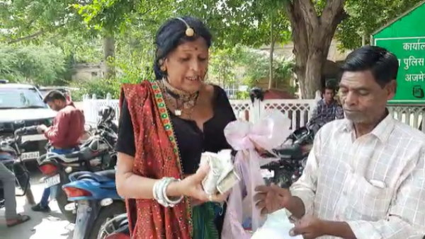 दस रुपए किलो में मिठाई बेचना चाहती है