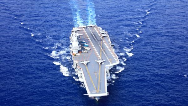 एयरक्राफ्ट कैरियर का हो रहा निर्माण