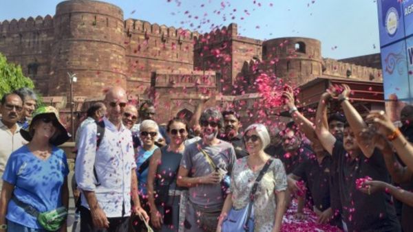 वीजा लेने के लिए खुद रहना पड़ रहा उपस्थित