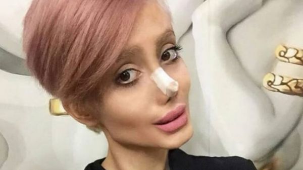 प्रसिद्ध होने के लिए चेहरा बिगाड़ा प्रसिद्ध होने के लिए चेहरा बिगाड़ा