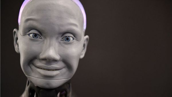 मनुष्यों की तरह एक्सप्रेशन देती है अमेका