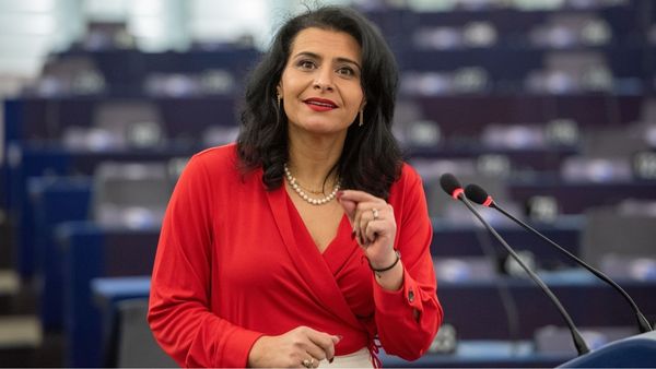 स्वतंत्रता के लिए अंतिम कीमत चुका रही हैं ईरानी महिलाएं स्वतंत्रता के लिए अंतिम कीमत चुका रही हैं ईरानी महिलाएं