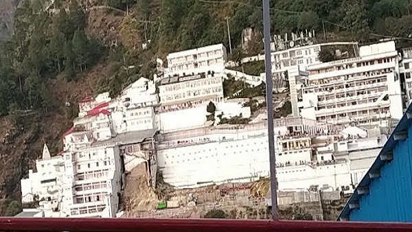 रास्ते में लिफ्ट नहीं लेते, कोई कहें भी तो विनम्रता से मना कर देते हैं रास्ते में लिफ्ट नहीं लेते, कोई कहें भी तो विनम्रता से मना कर देते हैं