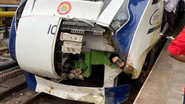 मुंबई सेंट्रल डिपो में ट्रेन में लगाया गया नया नोज कोन कवर