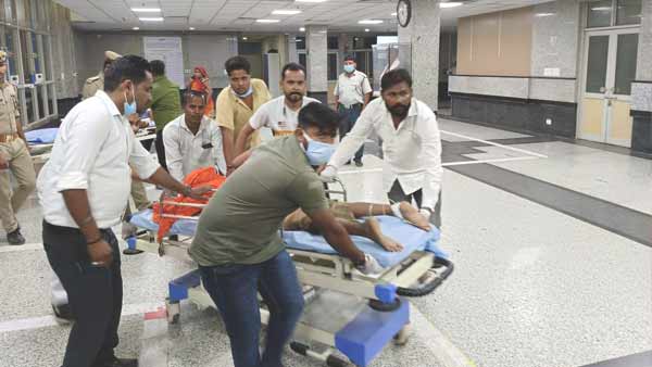 भदोही, प्रयागराज और वाराणसी में भर्ती हैं घायल