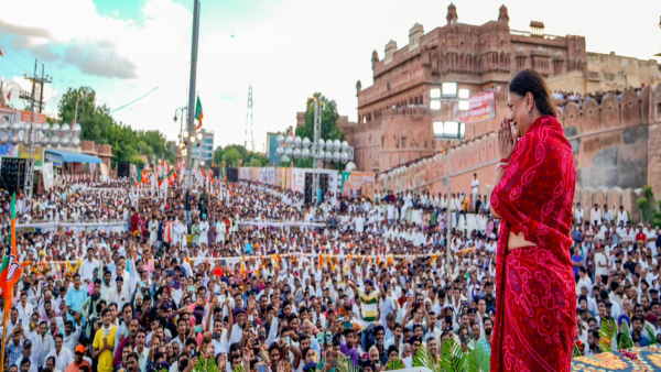 सांसद दुष्यंत सिंह बैठे जनता के बीच