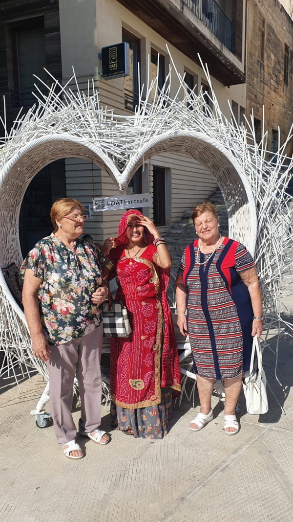  दोस्‍त की मदद से बनाने शुरू किए वीडियो