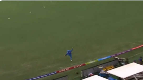 एक हाथ से लपका कैच एक हाथ से लपका कैच