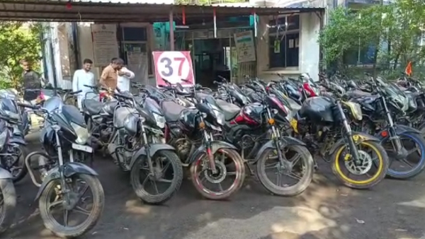 रिमांड पर लेने के बाद 37 गाड़ियों का हुआ खुलासा रिमांड पर लेने के बाद 37 गाड़ियों का हुआ खुलासा