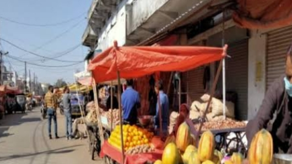 फल खरीद कर पलटे तो डेढ़ लाख रुपए से भरा बैग गयाब