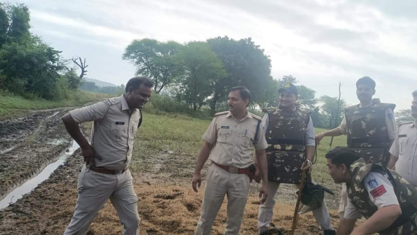 हैंडपंप से निकालकर ₹40 थैली में बेचते थे शराब