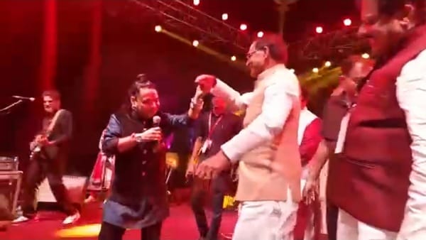 एक पैर पर किया डांस 
