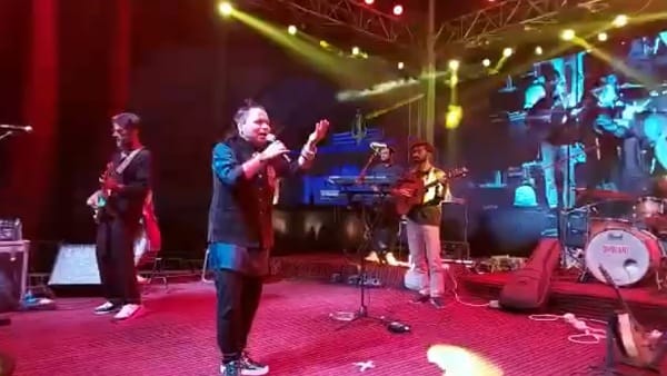 कैलाश खेर ने दी गीतों की प्रस्तुति 