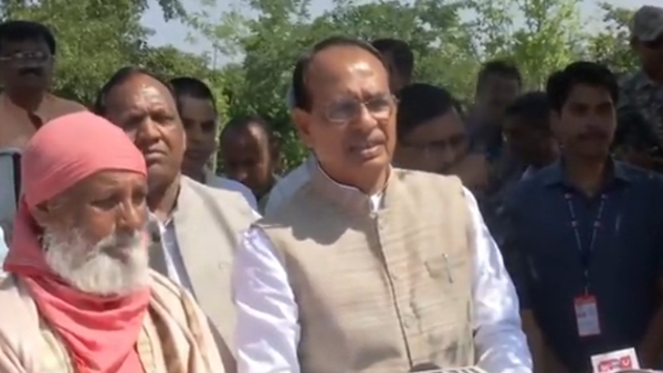 डॉ अनिल प्रकाश जोशी के साथ किया पौधारोपण 