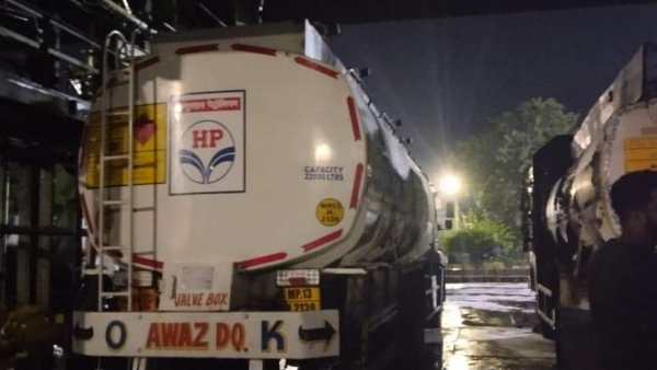 भोपाल में भारत पेट्रोलियम डिपो में डीजल टैंक फटने से लगी आग भोपाल में भारत पेट्रोलियम डिपो में डीजल टैंक फटने से लगी आग