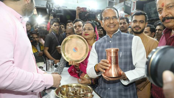  सीएम शिवराज ने धनतेरस पर चांदी के सिक्के और बर्तन खरीदें