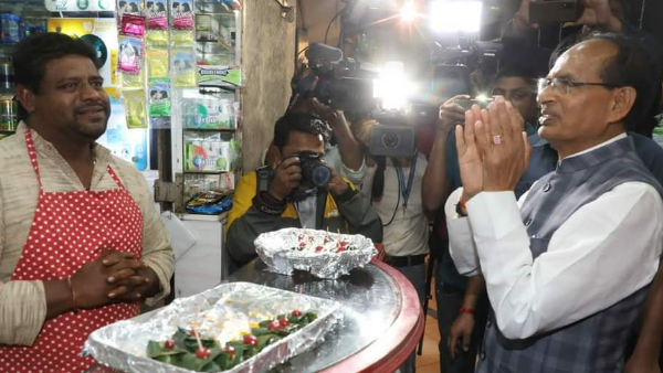 फेमस पान की दुकान पर पान का आनंद भी लिया