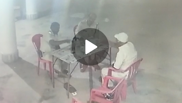 भोपाल में पुलिस के साथ आरोपी पापा ने की दारू पार्टी, बेटे ने VIDEO किया वायरल भोपाल में पुलिस के साथ आरोपी पापा ने की दारू पार्टी, बेटे ने VIDEO किया वायरल