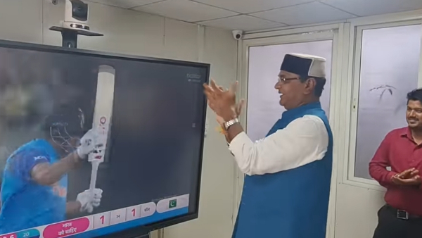 मध्य प्रदेश के चिकित्सा शिक्षा मंत्री विश्वास सारंग भारत-पाकिस्तान का मैच देखते हुए