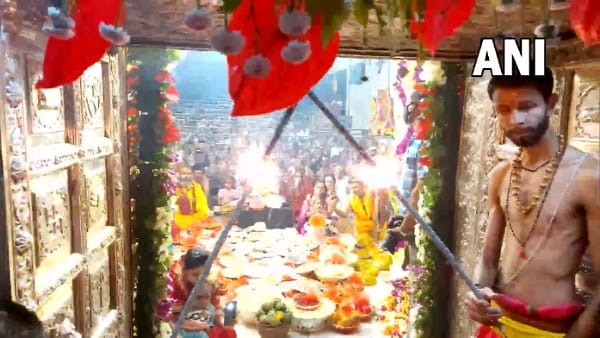 सुबह 4 बजे हुई भगवान की भस्म आरती