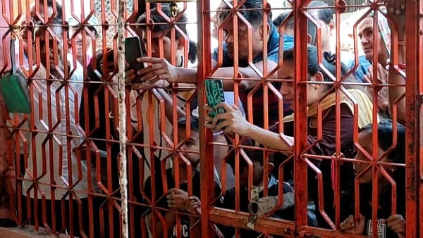 नर्मदा नदी का जल भर कर रखा जाता है