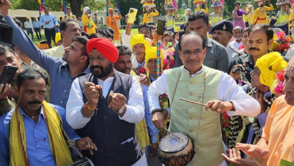 सीएम शिवराज ने मंत्री हरदीप सिंह डंग के साथ बजाया मंजीरा सीएम शिवराज ने मंत्री हरदीप सिंह डंग के साथ बजाया मंजीरा