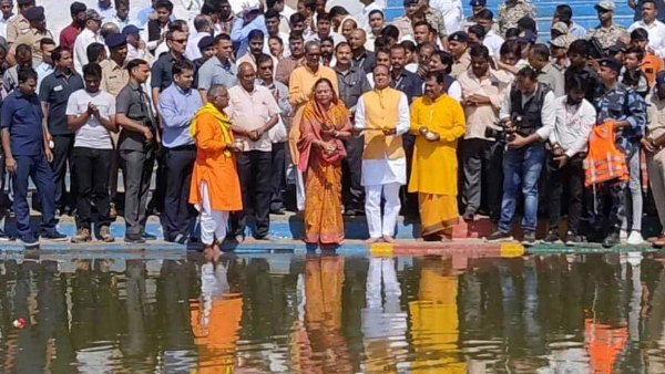 मुख्यमंत्री शिवराज ने गृह ग्राम जैत में मां नर्मदा और कुलदेवी-देवता की पूजा की मुख्यमंत्री शिवराज ने गृह ग्राम जैत में मां नर्मदा और कुलदेवी-देवता की पूजा की