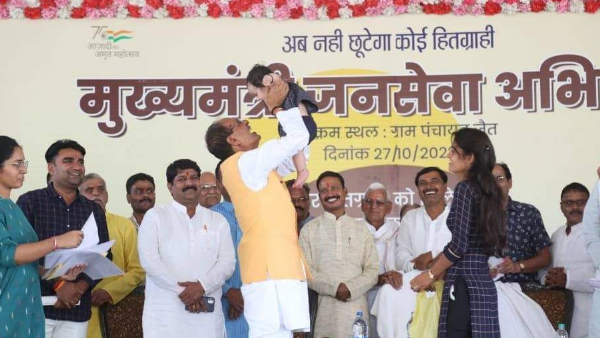 महिलाओं को प्रसव से पहले 4 हजार रुपये और बाद में दिए जाते 12 हजार रुपये : CM महिलाओं को प्रसव से पहले 4 हजार रुपये और बाद में दिए जाते 12 हजार रुपये : CM