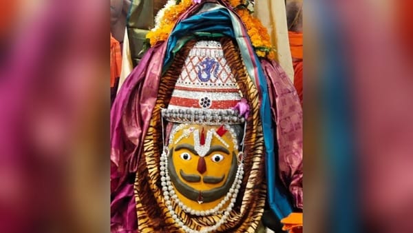 बेहद ही खूबसूरत मुकुट अर्पित किया 