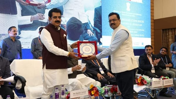 यातायात नियमों का सख्ती से पालन
