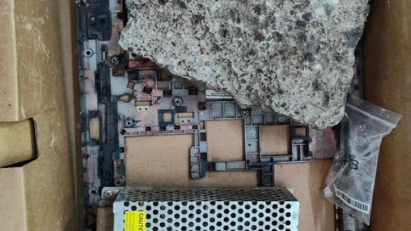 गेमिंग लैपटॉप की जगह पत्थर और कचरा मिला गेमिंग लैपटॉप की जगह पत्थर और कचरा मिला