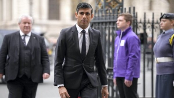 ऋषि के लिए गिरगिट की तरह रंग बदला पाकिस्तान ऋषि के लिए गिरगिट की तरह रंग बदला पाकिस्तान