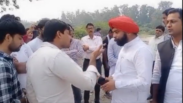 बीजेपी ने कहा - यमुना में किया जा रहा जहरीले रसायन का छिड़काव