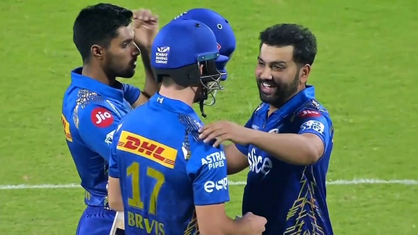 रोहित शर्मा की टीम के लिए खेलते हैं आईपीएल