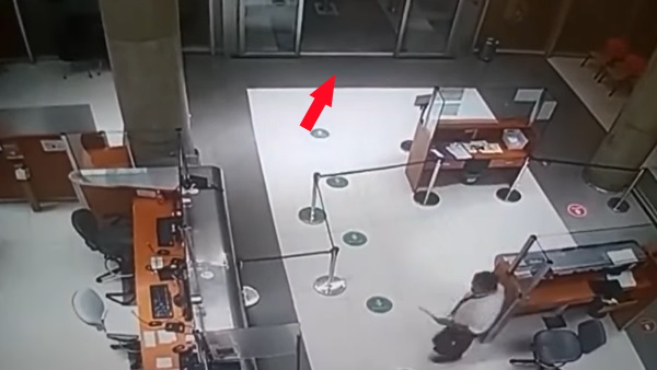 अपने आप खुला गेट