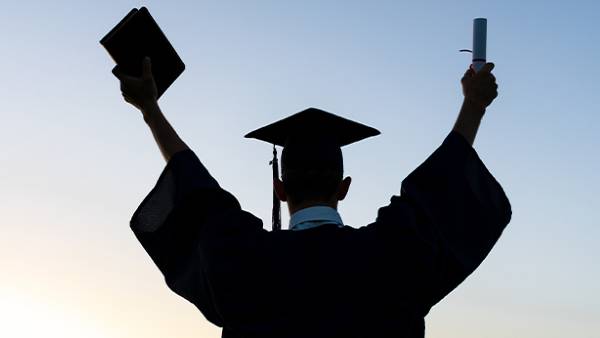 दिल्ली में मज़दूरी कर चुके हैं आदर्श