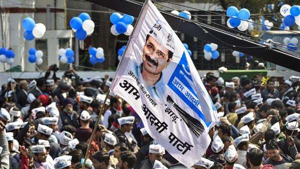 गोबर बेचकर करोड़पति बनने वालों को ढूंढ रही है आप 