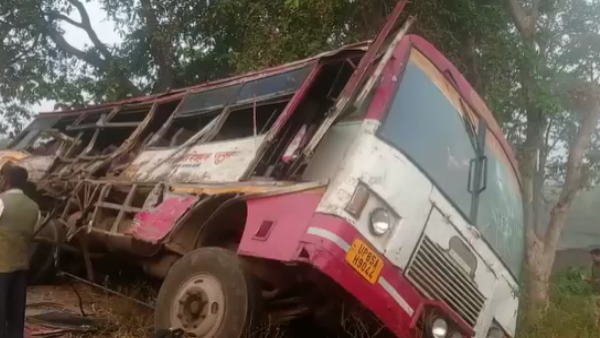 बस और ट्रक की टक्कर